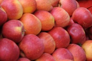 Un măr mâncat pe zi ar putea întări sistemul imunitar şi reduce inflamaţiile datorate greutăţii şi diabetului