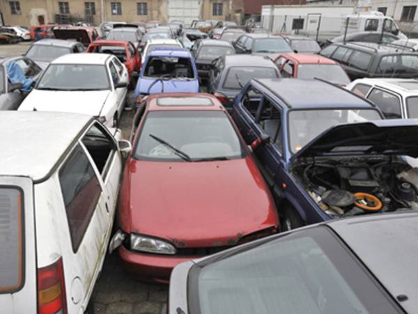 Cedează Guvernul la presiunea străzii? Taxa auto pentru maşinile vechi – amânată până in 2013