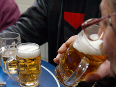 Angajaţii unei fabrici de bere, în grevă după ce li s-a interzis să mai bea la muncă