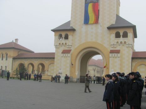 Drapel naţional modificat pe Catedrala Încoronării din Alba Iulia