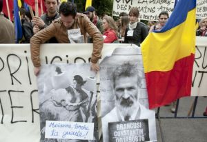 Stoparea etichetării şi jignirii poporului român, cerută în faţa Ambasadei Franţei la Bucureşti