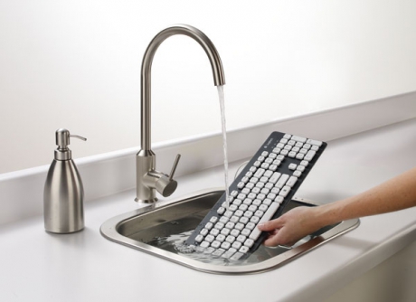 S-a inventat tastatura pe care o poți spăla la robinet când se murdărește