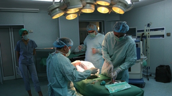 PREMIERĂ MONDIALĂ: Copil cu TUMORĂ GIGANT, operat la Cluj