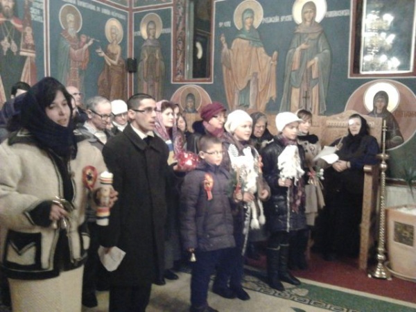 Colindători   careieni şi sătmăreni în seara de  Crăciun la mănăstire