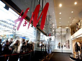 H&M îşi lansează propriul program „Rabla”. Din februarie ia hainele vechi şi oferă bani pentru altele noi