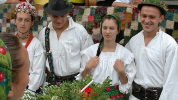 Dragobetele, sărbătoarea iubirii la români: Cele mai frumoase tradiţii şi obiceiuri