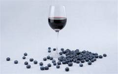 Vinul roşu şi afinele, aur pentru sistemul nostru imunitar