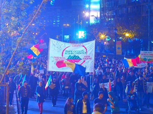 Proteste pentru Roşia Montană: Mii de oameni au mărşăluit în ciuda restricţiilor. Jandarmii au cedat