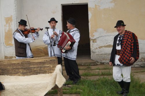 Grupul folcloric „Nepoţii Iancului“ şi „Fraţii Zele” promovează cântecul românesc în Germania