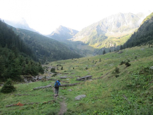 Peisajul minunat oferit de două dintre cele mai izolate vârfuri din România