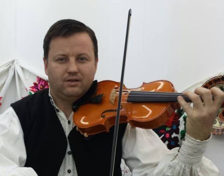 Ansamblul folcloric condus de prof. Vasile Chioran a impresionat la Festivalul Naţional de interpretare a Cântecului Instrumental şi Vocal ,,Lăutarul’’ de la Drăgăşani