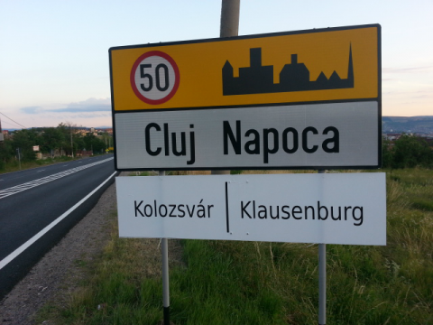 Curtea de Apel Cluj desfiinţează decizia Tribunalului de amplasare a plăcuţelor bilingve la intrarea în oraşul Cluj-Napoca