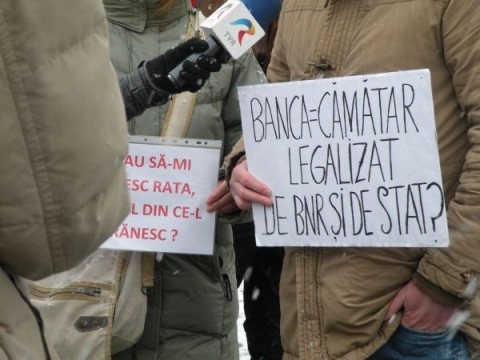 Sute de cetăţeni din 5 judeţe,nu şi Satu-Mare, au scandat la Cluj-Napoca împotriva “bancherilor cămătari” şi împotriva lui Mugur Isărescu