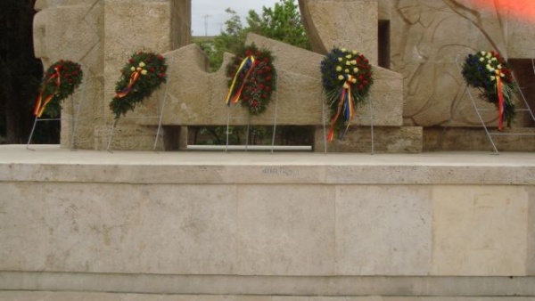 Monumentul Ostaşului Român, nesupravegheat şi  mâzgălit