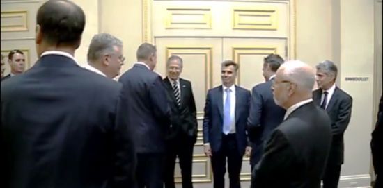 Președintele Klaus Iohannis salutat cu mâna în buzunar la New York de fostul ambasador american în România