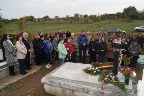 Academia Română şi ASTRA Carei au depus coroane la mormintele eroilor