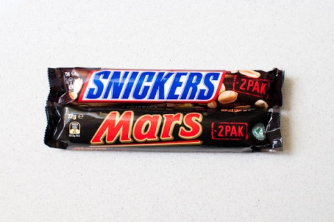 Mars şi Snickers retrase din magazinele germane. Conțineau plastic