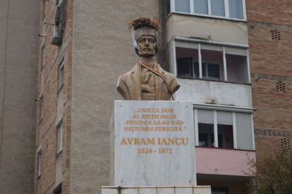 Bustul lui Avram Iancu batjocorit la Carei orașul  împărțit oficial în perimetre etnice