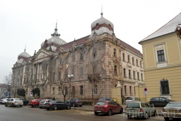 Fosta Policlinică Mare din Oradea, revendicată de un ordin călugăresc, rămâne în proprietatea judeţului Bihor