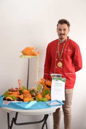 Un sătmărean câştigă secţiunea de sculptură în fructe şi legume de la expo GastroPan