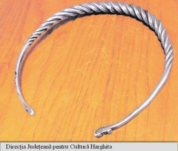Colan dacic torsadat din argint, vechi de 2.000 ani, găsit în judeţul Harghita