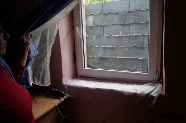 Familia din Tiream căreia i-a fost blocat geamul cu un gard de beton este controlată de DSP la fosa septică