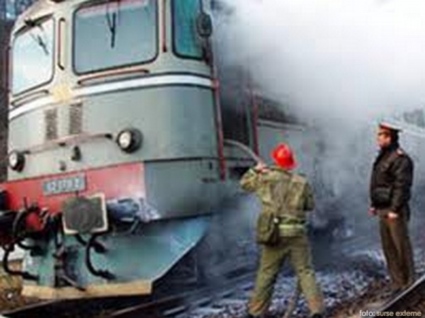 O locomotivă a luat foc în gara Domăneşti