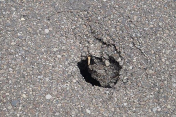 Apar din nou craterele în asfalt