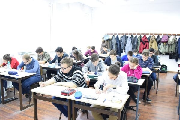 petkes concurs elevi