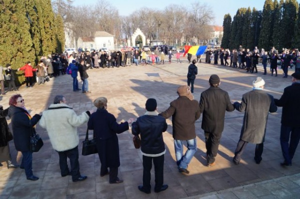 Hora Unirii în faţa Monumentului Ostaşului Român de la Carei