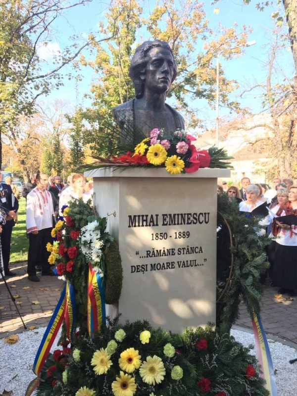 Viceprimarul Keizer promite reflectoare pentru iluminat bustul lui Mihai Eminescu