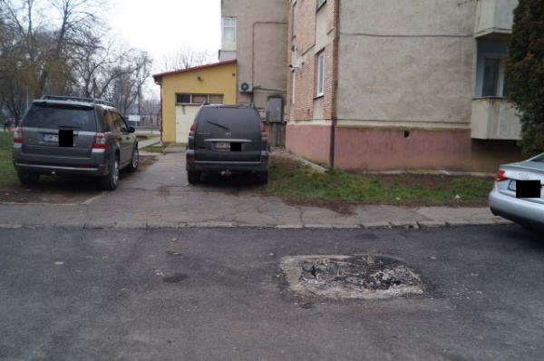 spatiu verde parcare carei