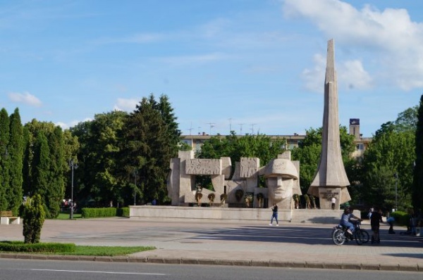 La Monumentul Ostaşului Român e voie  cu steaguri doar 24h