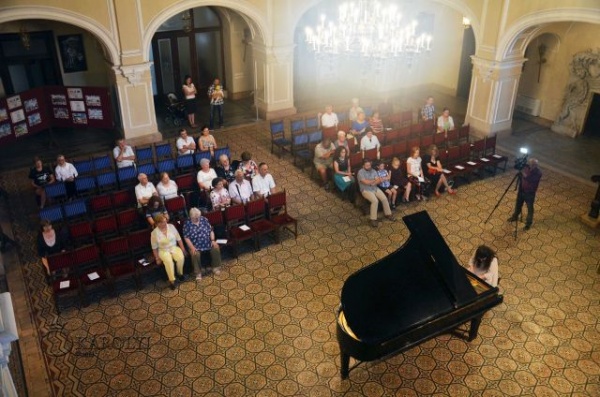 Ana Nedelcu oferă emoţionată şi o piesă de George Enescu