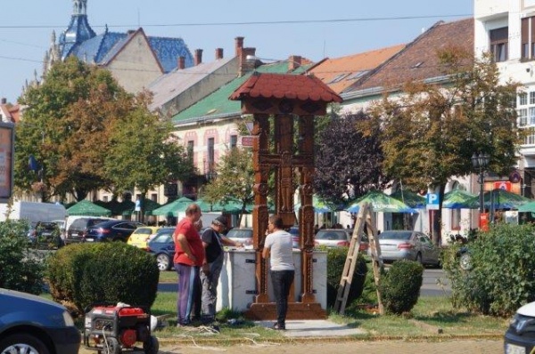 Troiţa românească din Satu Mare nu a mai fost ridicată pe soclu ci în faţa acestuia