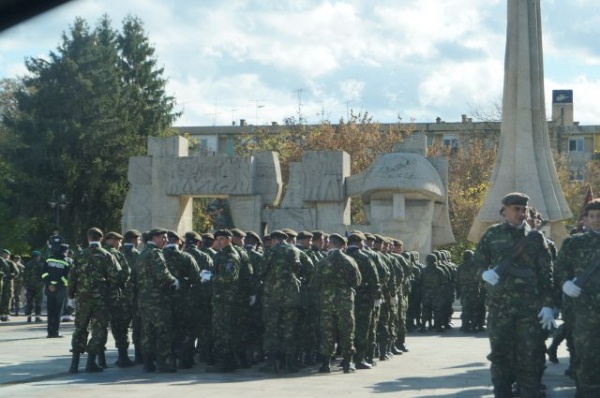 Repetiţiile de Ziua Armatei la Carei fără drapel naţional la Monumentul Ostaşului Român