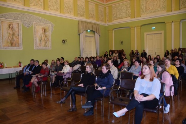 Lansare de carte semnată Otilia Marchiș în prezența angajaților din Primăria Carei. Dezinformările de pe pagina Primăriei