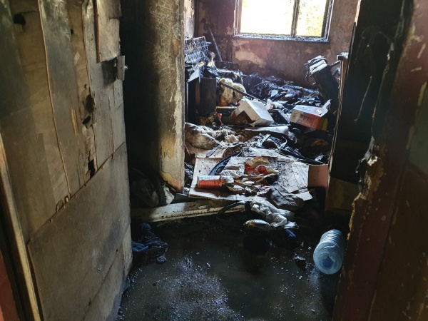 Incendiu la locuințele sociale ale Primăriei din spatele Casei de Cultură. Imobil fără contor de apă în incintă