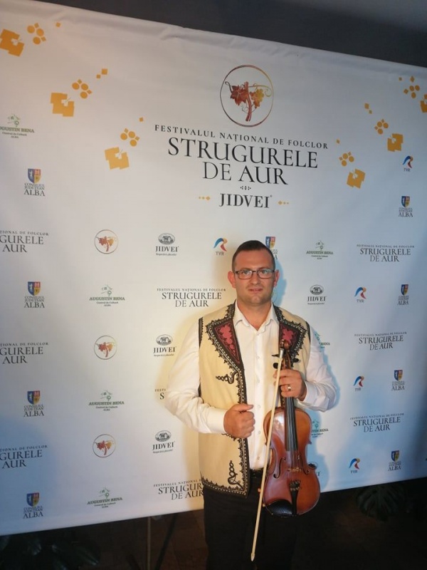 Violonistul sătmărean – Ionuț Rotar în orchestra Festivalului Național de Folclor „Strugurele de Aur” de la Alba Iulia