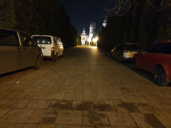Ansamblul Monumentului Ostașului Român din Carei devine noaptea parcare