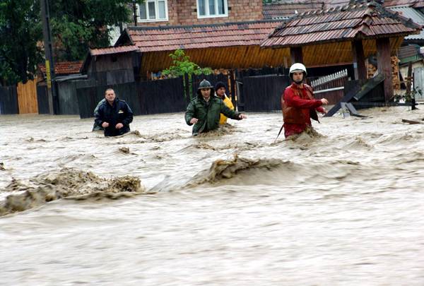 Peste 10.000 de oameni au fost evacuaţi, în Moldova, din calea apelor. Se anunţă alte inundaţii