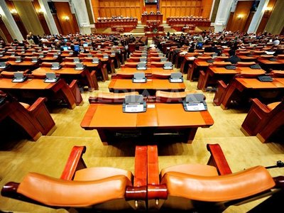 PSD şi PNL depun o nouă moţiune de cenzură împotriva Guvernului pe tema Legii Educaţiei