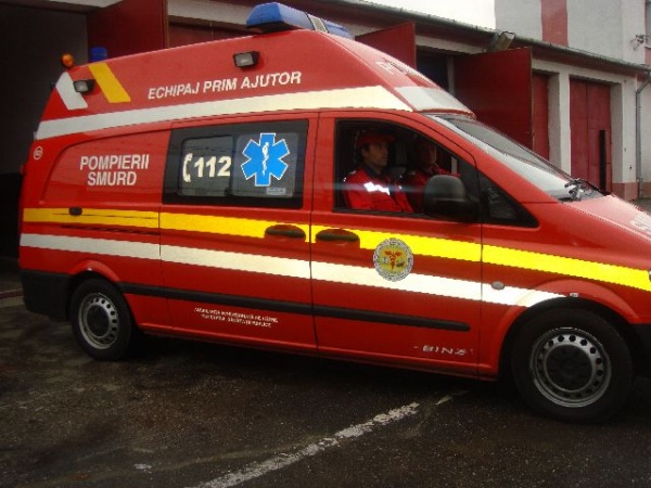 Ambulanţă SMURD tamponată în trafic