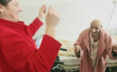 Omul care sfidează moartea: are 97 de ani şi suferă de o boală care ar fi trebuit să-l doboare de tânăr