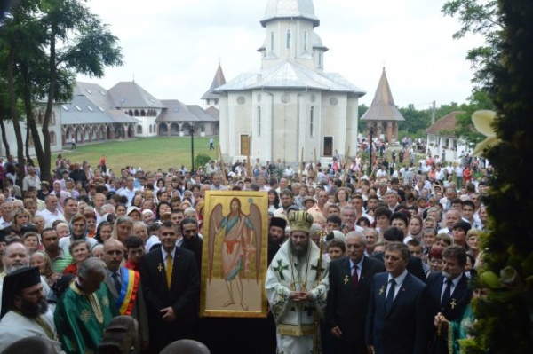 Mii de pelerini la Hramul Mănăstirii Scărișoara Nouă