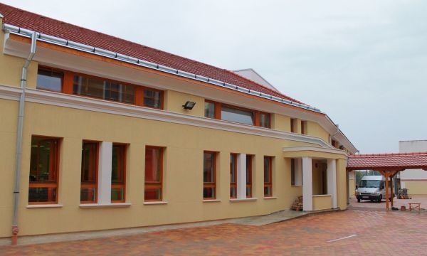 Oficialităţi din Ungaria la sfinţirea  noii clădiri a Liceului Teologic Romano-Catolic din Carei