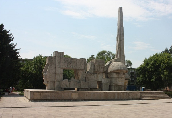 Pe cine deranjează Monumentul Ostaşului Român ?