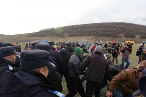 Lupte între jandarmi și protestatari la Pungești
