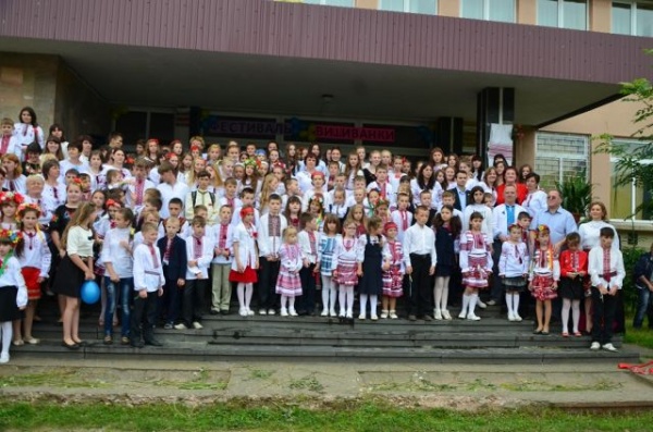 Lacăt pe școlile românești din Ucraina! Minoritățile din România au dreptul la școli