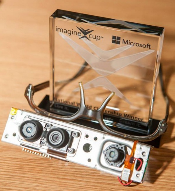 Elev român premiat de Microsoft pentru ochelarii cu senzori pentru nevăzători